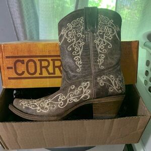 Corral short cowboy boot